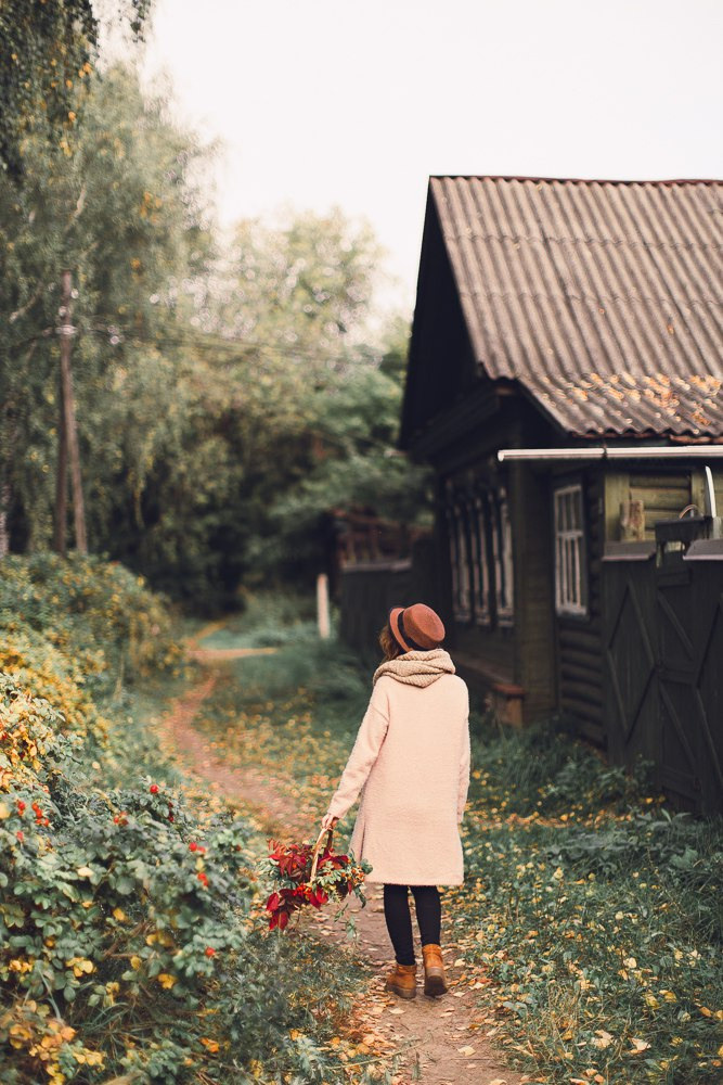 Забавные фотографии молодых с друзьями на фоне моста