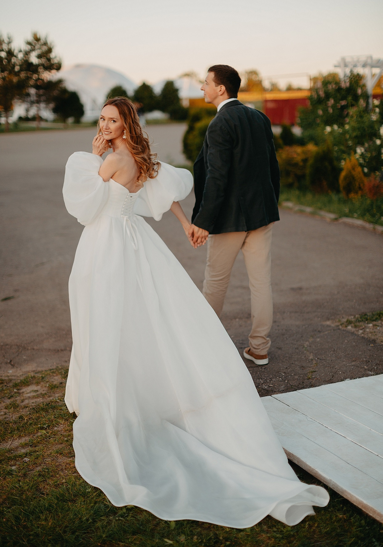 Невеста легко смотрит вдаль, собираясь в новое путешествие своей жизни, на этой таинственной свадебной фотографии