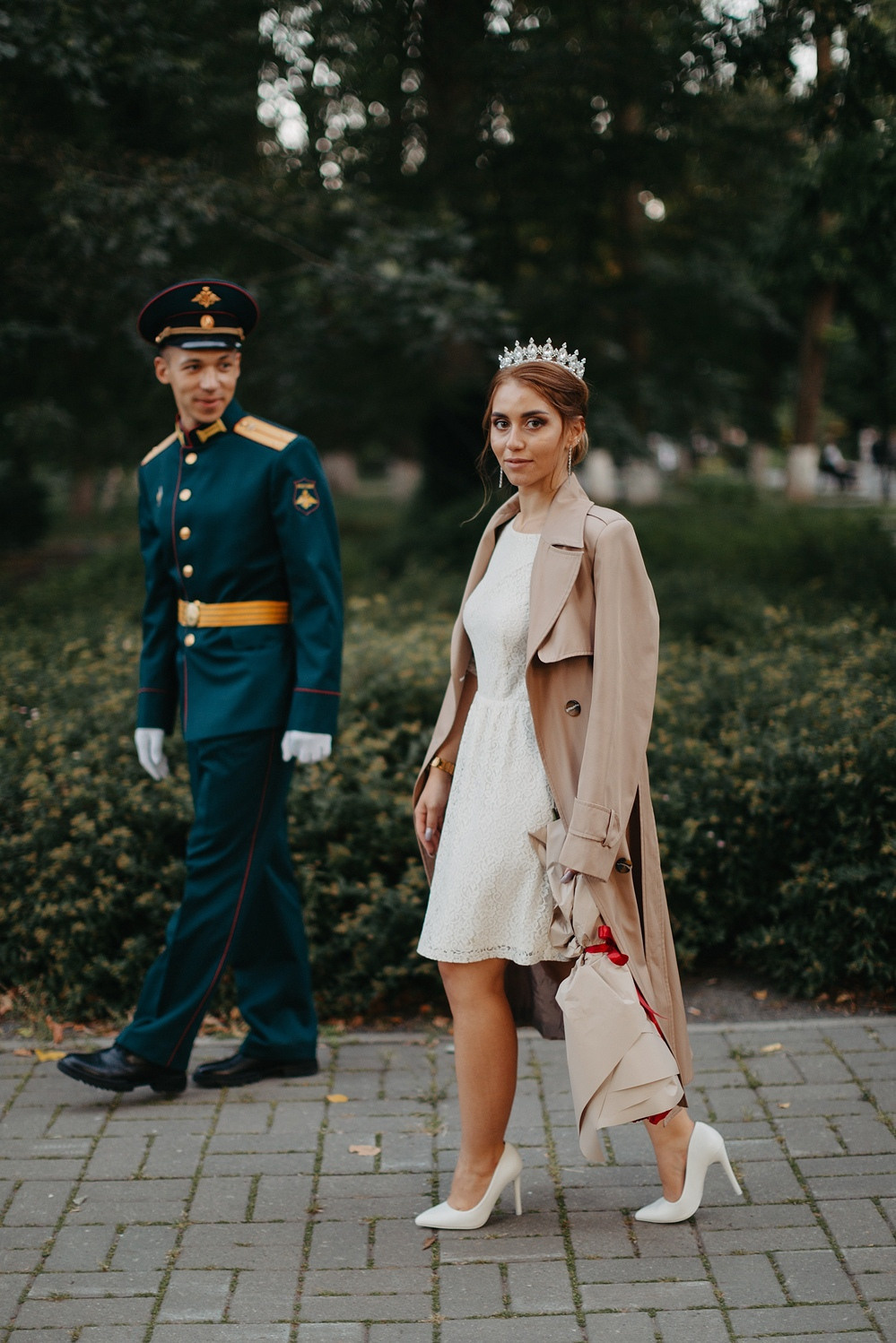  Сепия-фотосессия: пара в свадебном платье и форме в Москве  