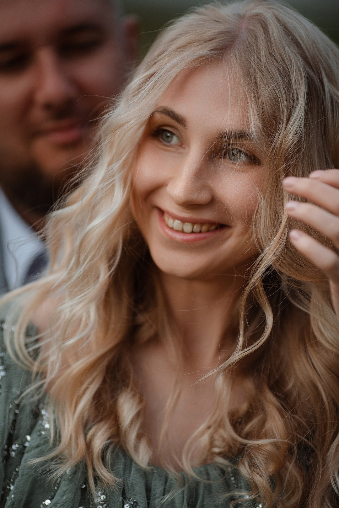 Свадебная фотография с невестой и женихом, сидящими на фонтане, окруженном цветами, создающими ощущение восхищения и восхищения