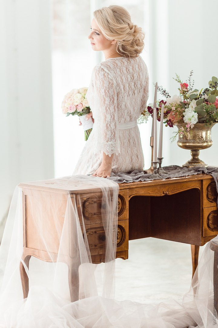 Новобрачные танцуют во время дождя под прозрачным зонтом, создавая атмосферу интимности и романтики