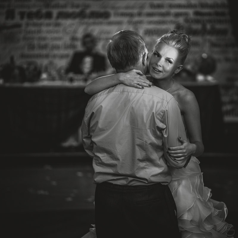 Фотография свадебного пирования с дизайнерскими декорациями и свечами