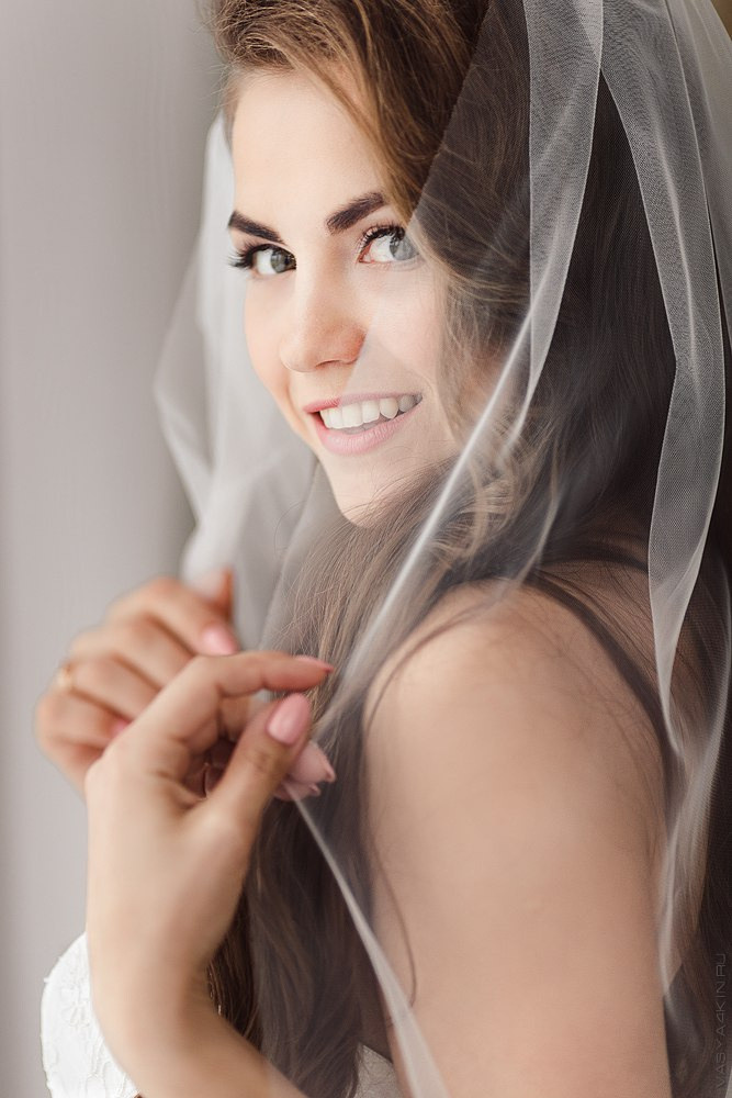 Молодые, сидящие на регулируемых стульях, смотрящие на закат, на фоне огромного