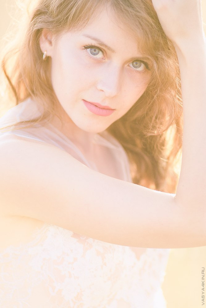 Фонарики, светящиеся в ночи, создают романтическую атмосферу на этой свадебной фотографии, словно пара находится в своем маленьком мире