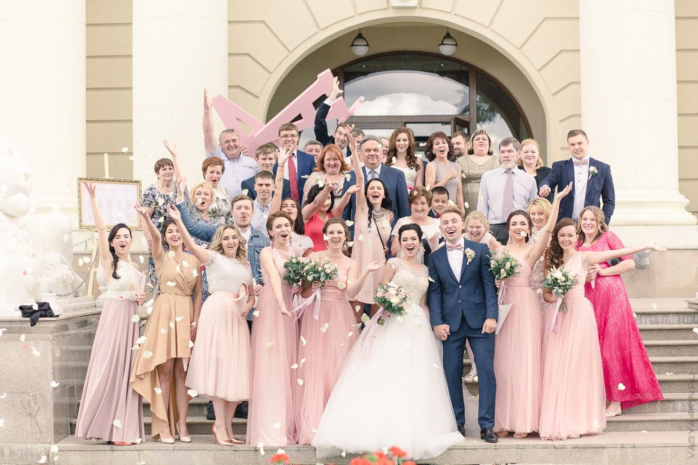 На фотографии запечатлены две рядом стоящие пальмы, создающие иллюзию подобия морского побережья, ведущего к свадебному месту