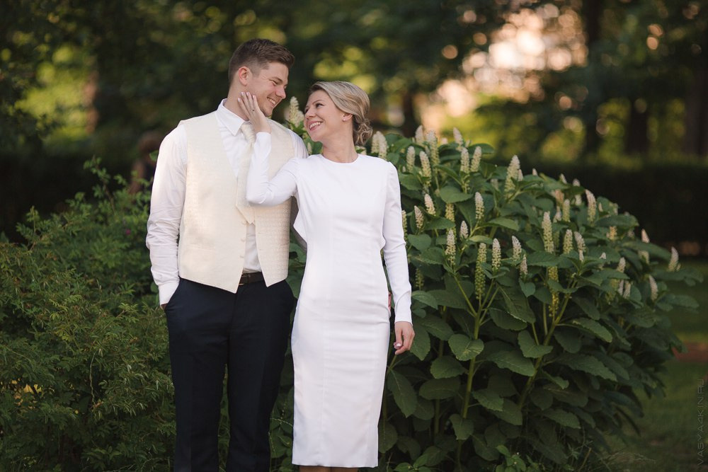 Отражение молодоженов в воде