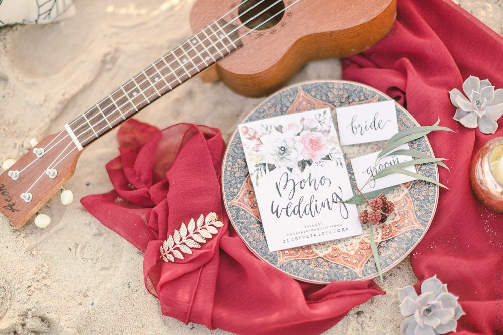 Нежный поцелуй невесты, окруженной цветочным арком, создает идеальное фото для запечатления любовной истории