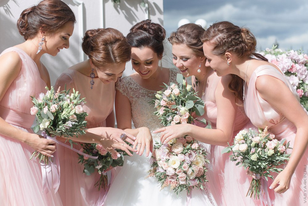 Молодожены, спустившиеся по красной лестнице церкви, с окружающими их гостями, макияж которых струится от счастливых слез