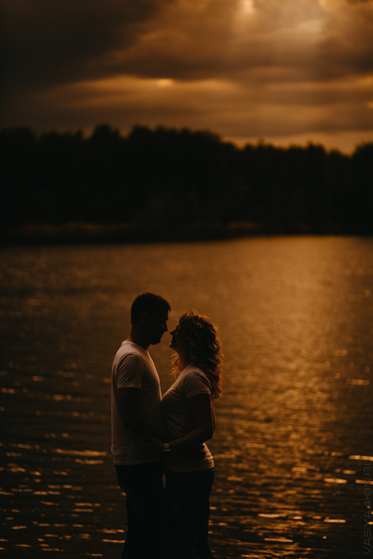 Снимок показывает медленный восход солнца над дорогой, символизирующий новое начало в жизни молодоженов