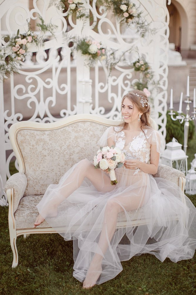 Жених завершает вуаль невесты на этой изысканной свадебной фотографии, словно создавая идеальный финальный штрих