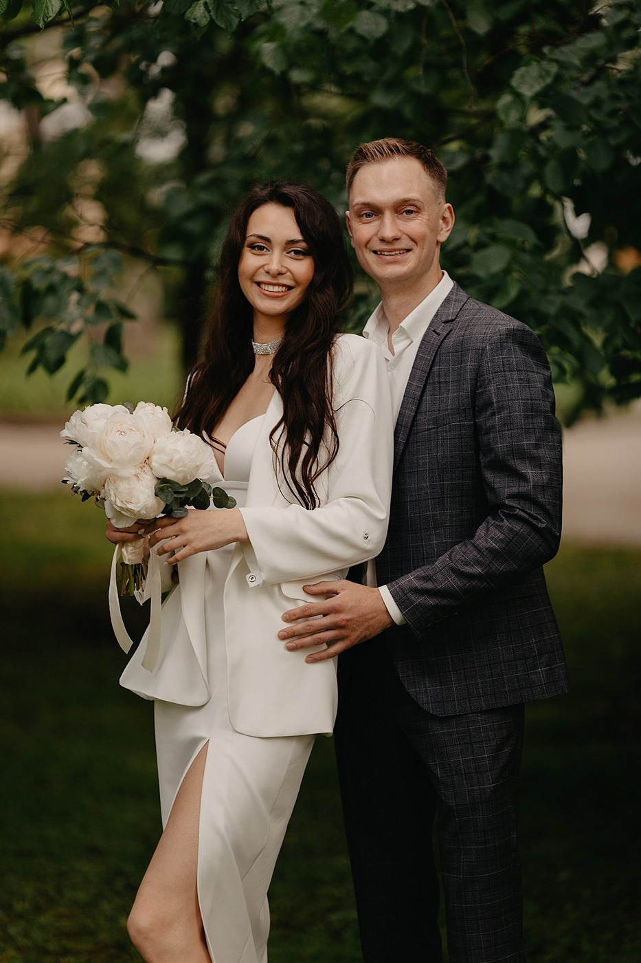 Жених подает руку невесте, словно взывая к ней силу и поддержку на этой эмоциональной свадебной фотографии