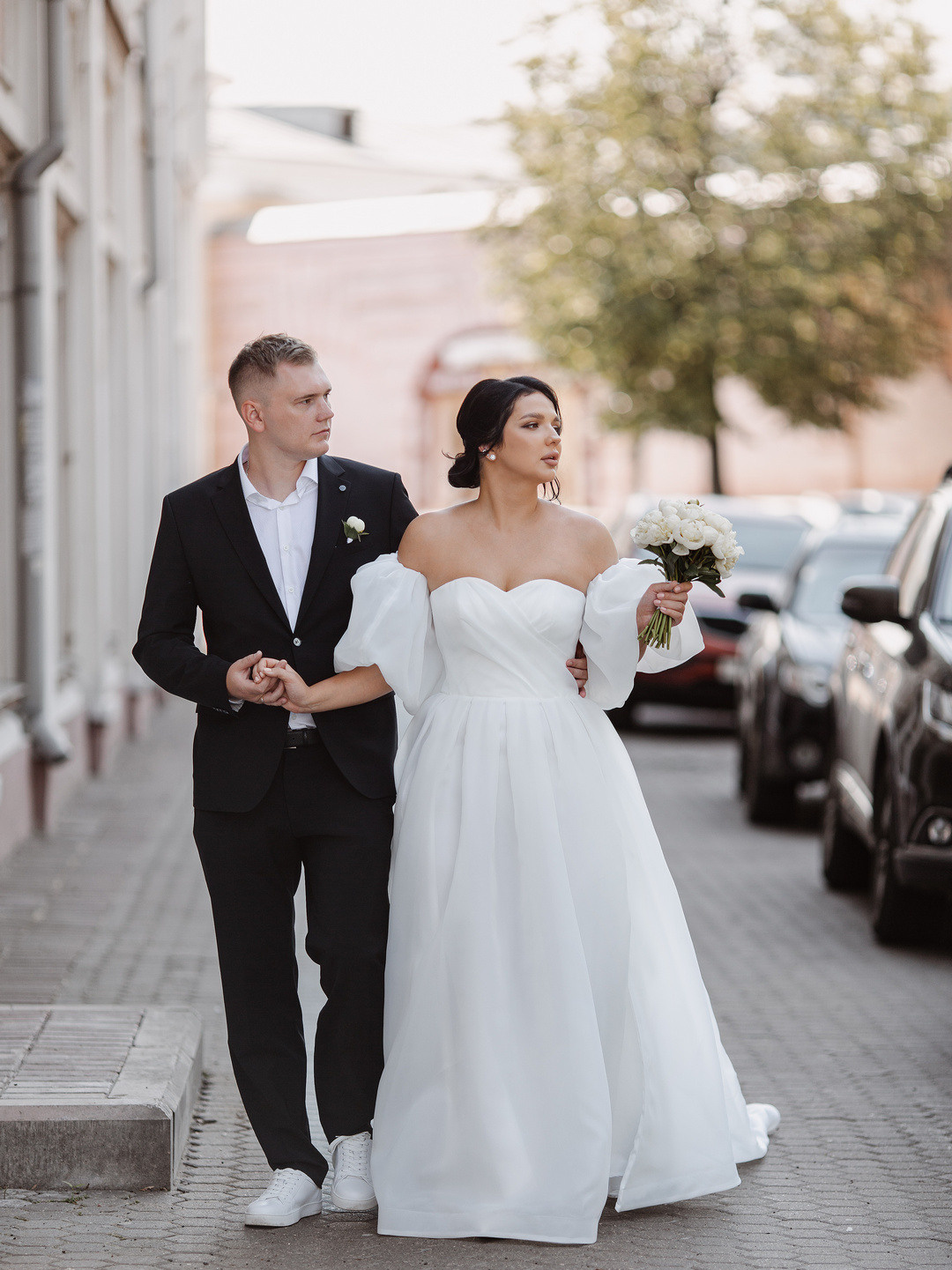  Поцелуй молодых под мягким светом заката