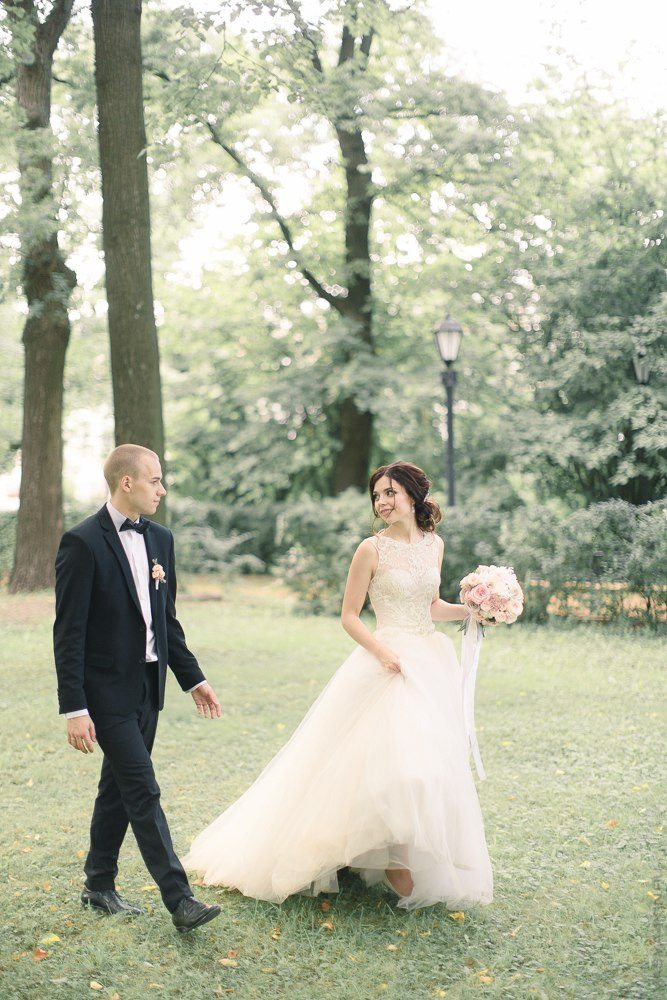 Невеста и жених танцуют на битлезовской вечеринке, окруженные людьми, наслаждающимися временами молодости и хорошей музыкой