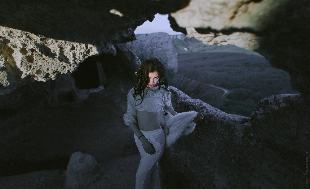 Фото невесты, держащей в руках письмо от своего будущего мужа с любовным посланием