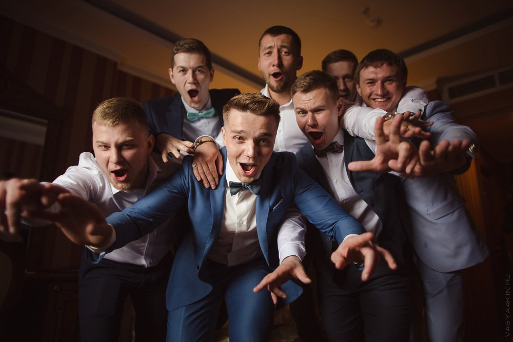 Невеста и жених идут по золотистой дороге, увенчанной тропическими цветами, на своей роскошной свадьбе в Ярославле