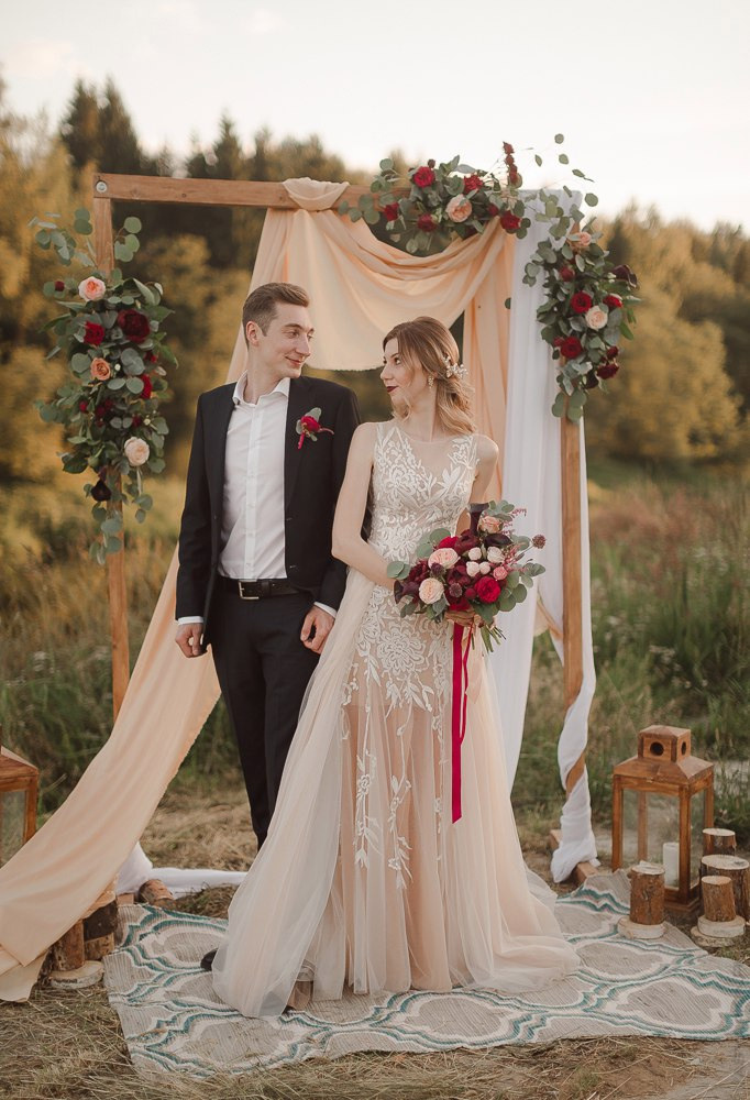 Праздничный торт с вырезкой 'С любовью'