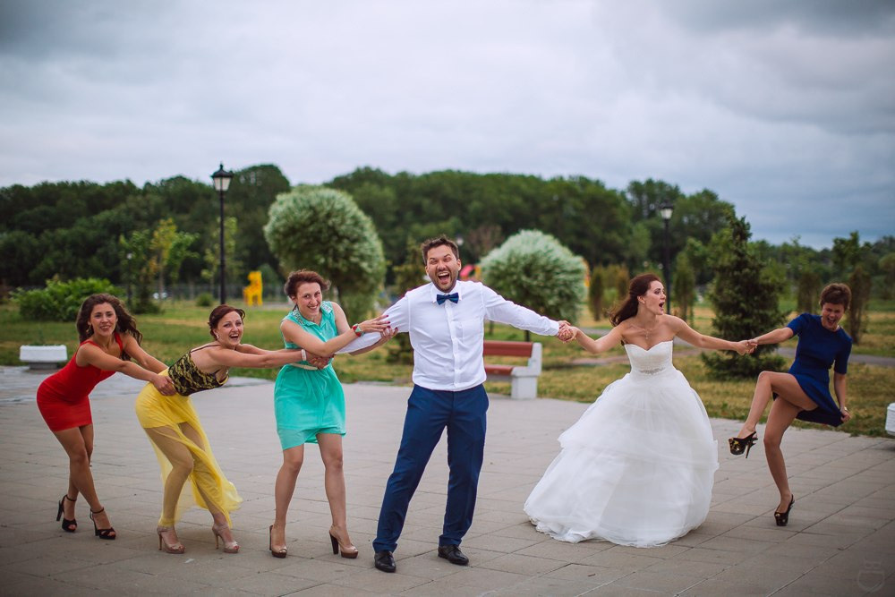 Молодая невеста, украшенная венком из живых цветов