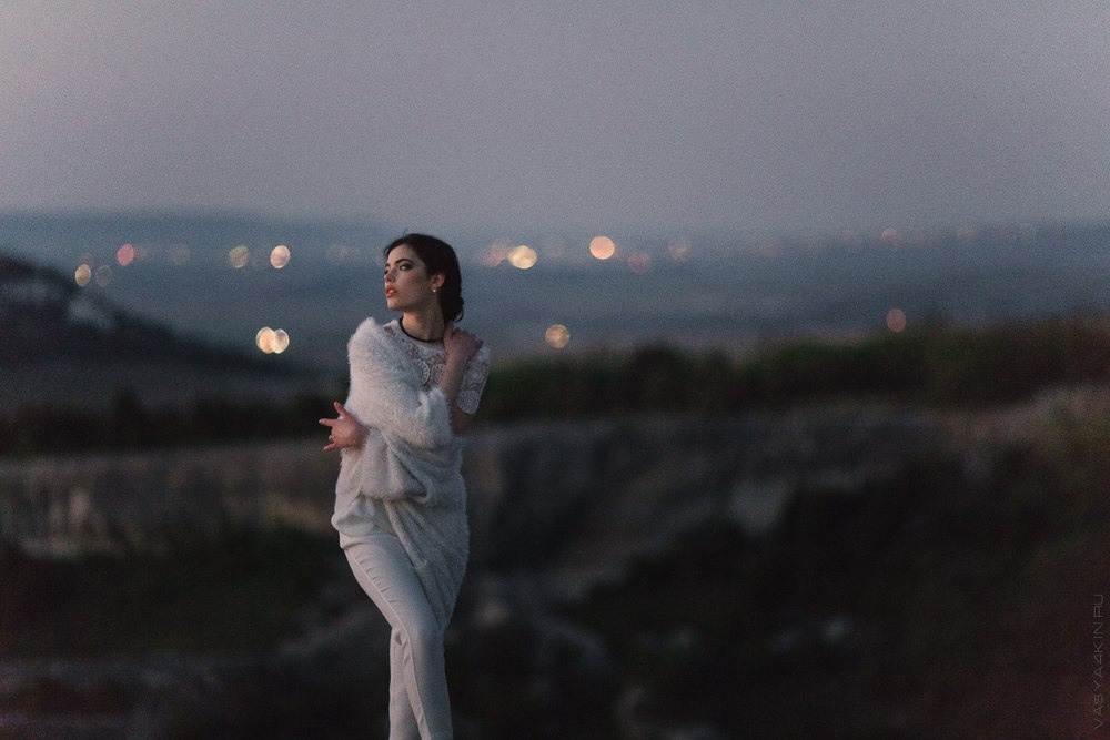 Жених легко поддерживает невесту на этой свадебной фотографии, словно готов ей помочь в любых ситуациях