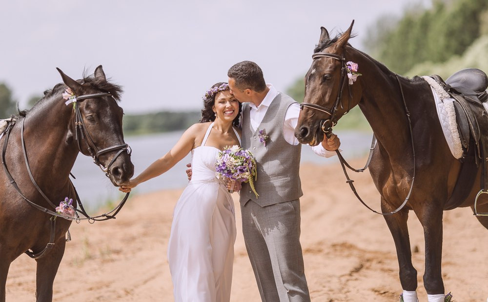 Бокалы с шампанским на свадебной фотографии