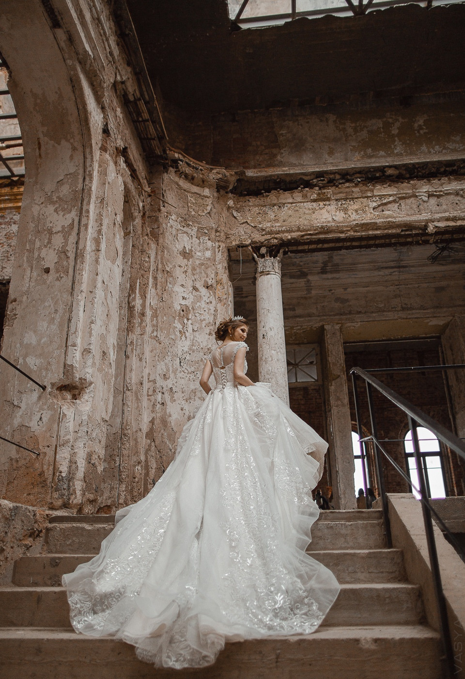 Фотография, показывающая невесту, держащую книгу с посланием от своего будущего мужа