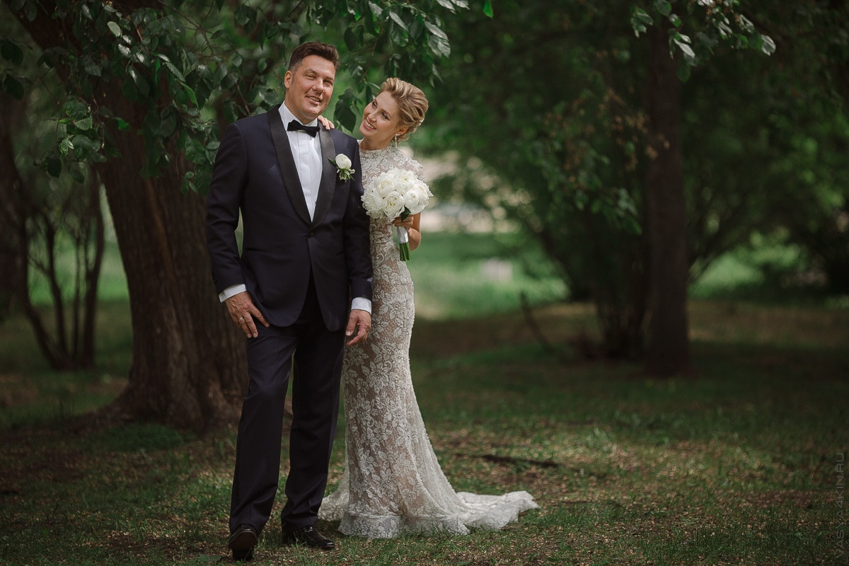 Невеста легко смотрит прямо в объектив камеры, словно она смотрит своему будущему на этой чарующей свадебной фотографии