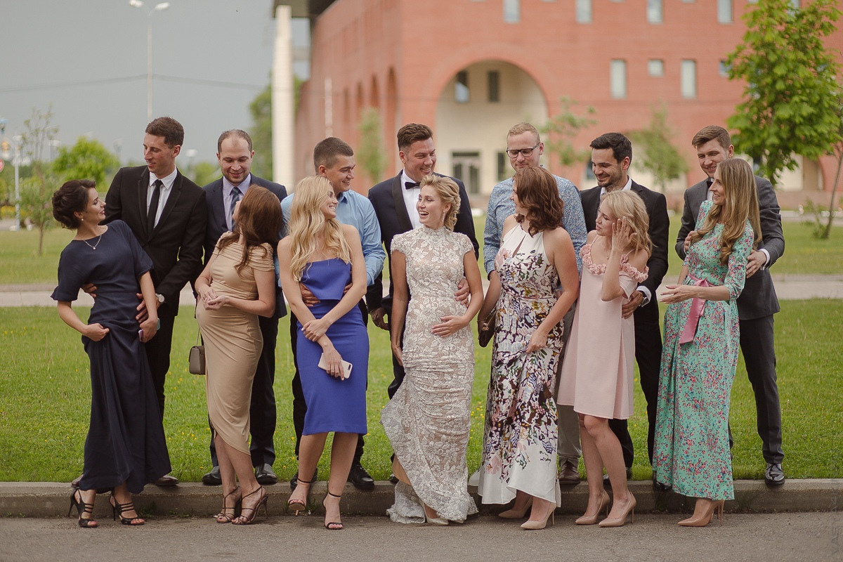 Пара, целующаяся под дождем, создающая романтическую атмосферу