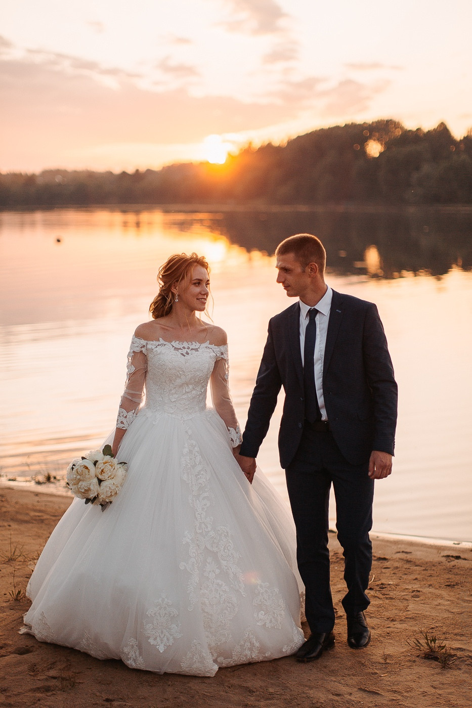 Гостей свадьбы вводят в атмосферу мира фантазий, где невеста стоит на больших часах, поддерживаемых женихом