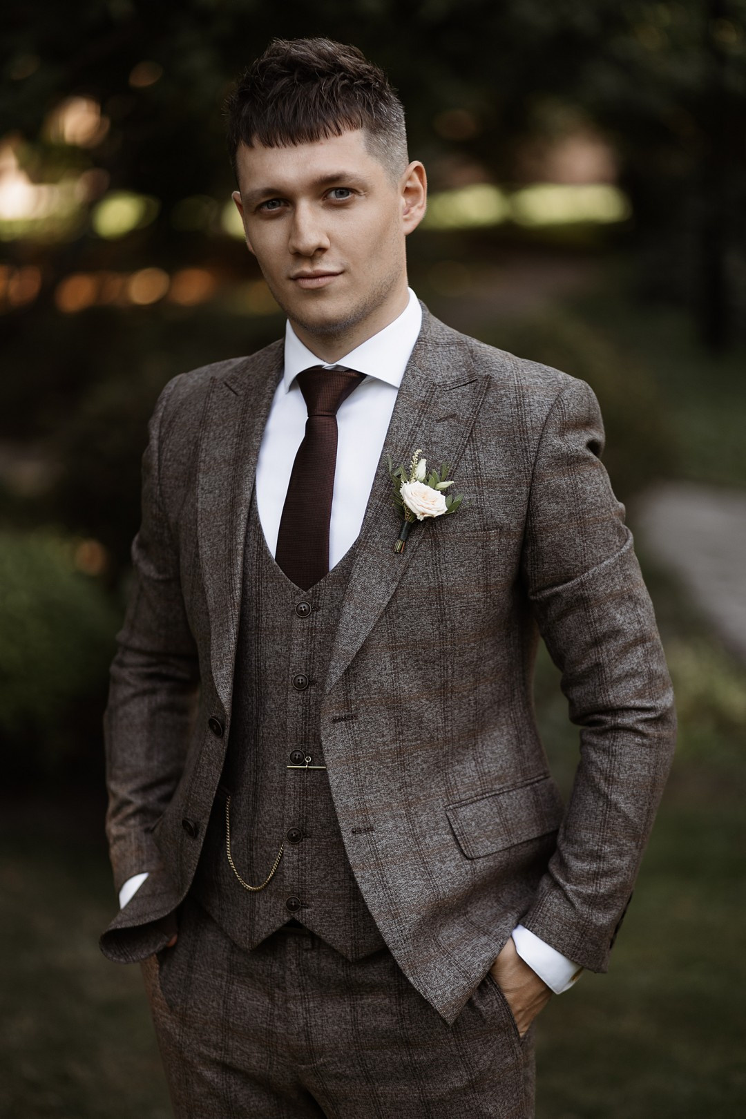  Семейное веселье возле памятника истории медицины