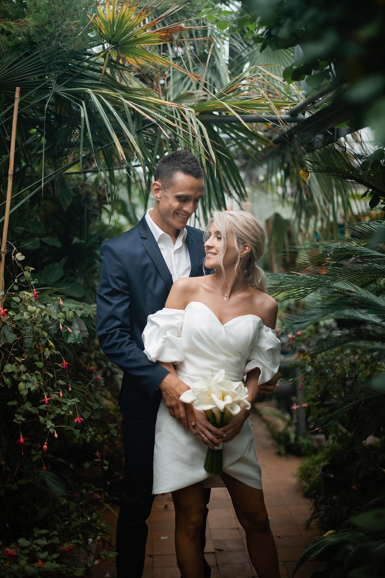 Невеста, окруженная яркими цветочными композициями, танцует на открытом воздухе, словно эльф, волшебство которого оживает на свадьбе