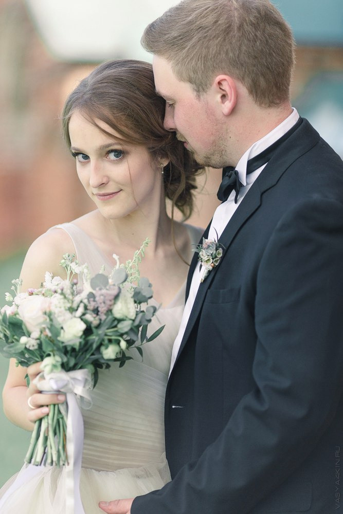 Свадебный фотограф, делающий снимки молодоженов во время церемонии