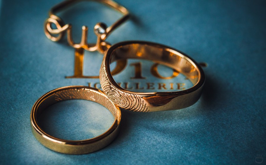 Фотография, изображающая трогательный момент обмена обетами