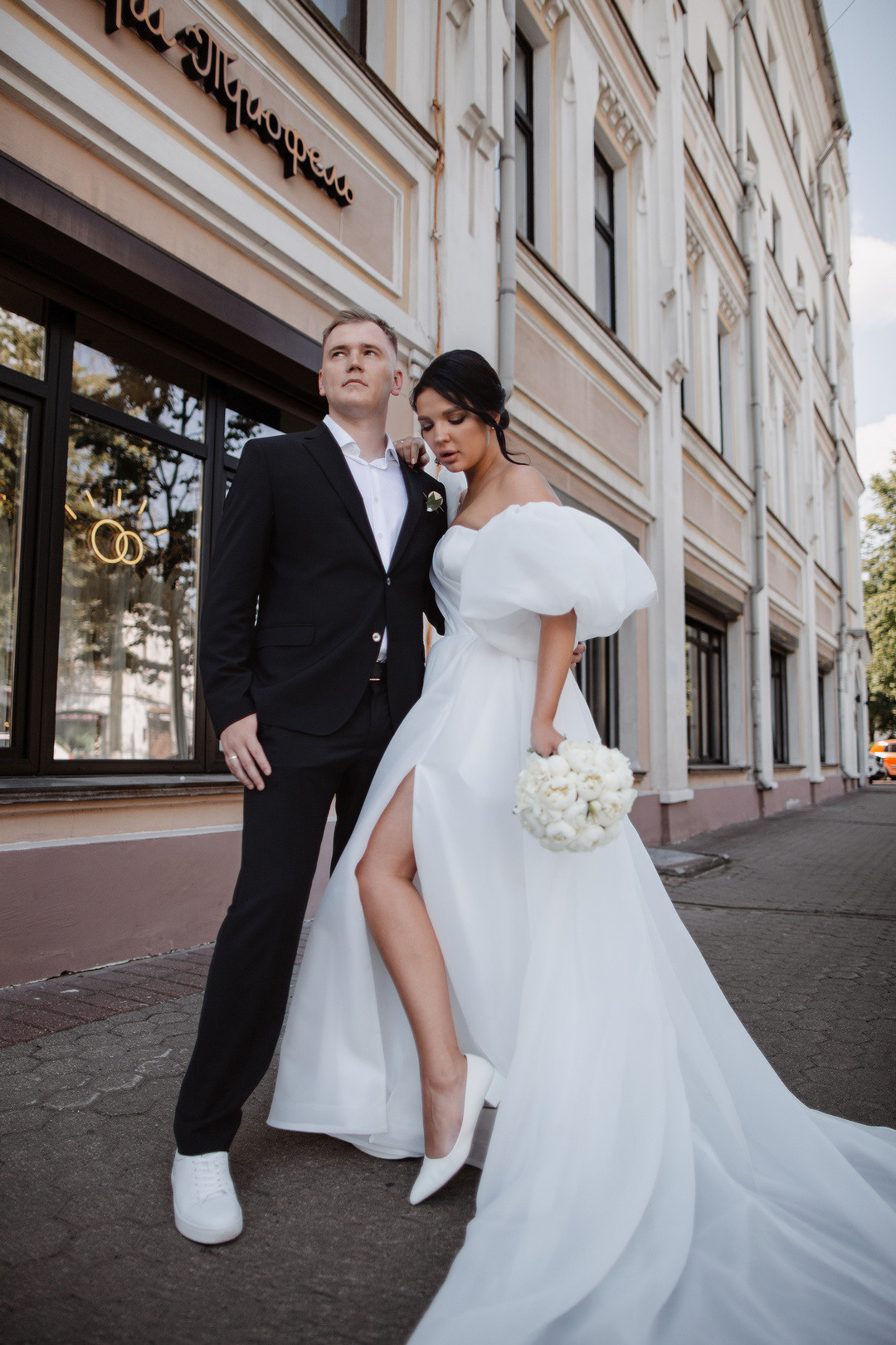  Влюбленные молодожены в обрамлении солнечных лучей