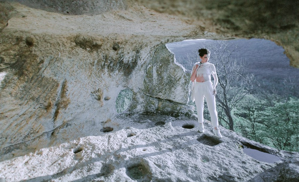 Невеста и жених, танцующие на фоне заходящего солнца, создающего ощущение волшебства и красоты