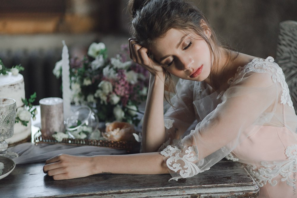 Невеста стоит на пепельнице в качественном отпечатке руки, словно создающая собственный след в их совместной истории на этой оригинальной свадебной фотографии