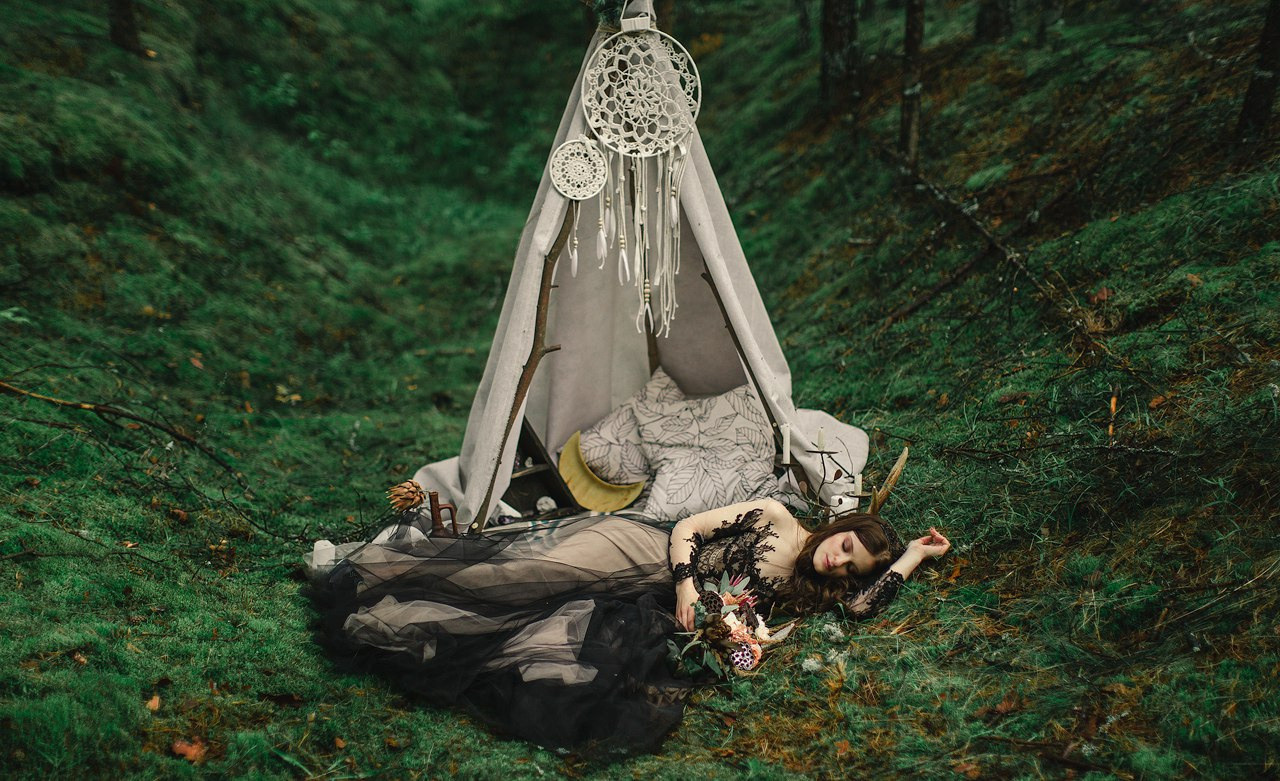 Жених держит руку невесты, словно крылья ангела, защищая их любовь от всего зла на этой захватывающей свадебной фотографии