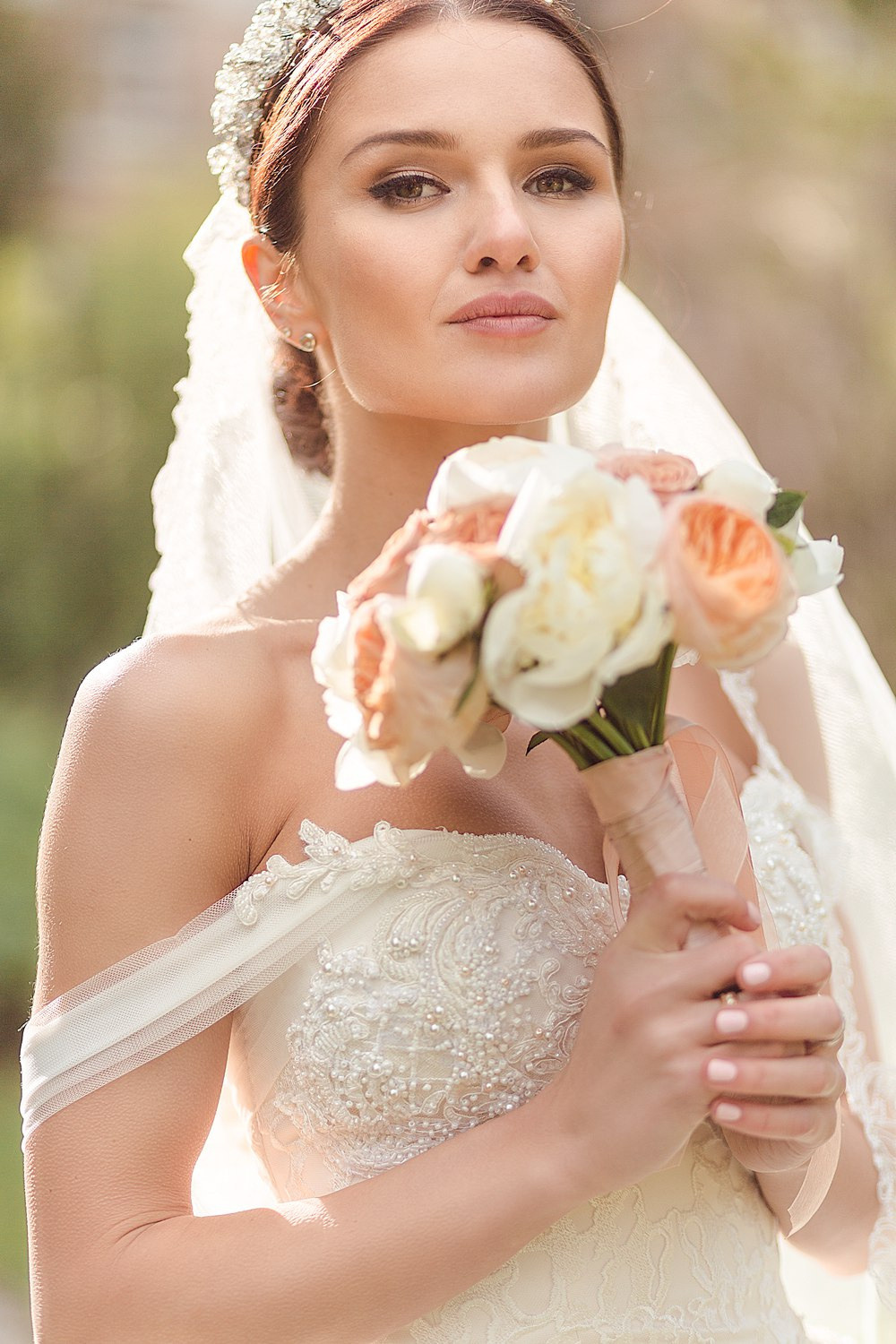 Невеста, прижимающаяся к груди жениха, на фоне залива с ярким закатом, создающим ощущение вечности и незабываемости момента