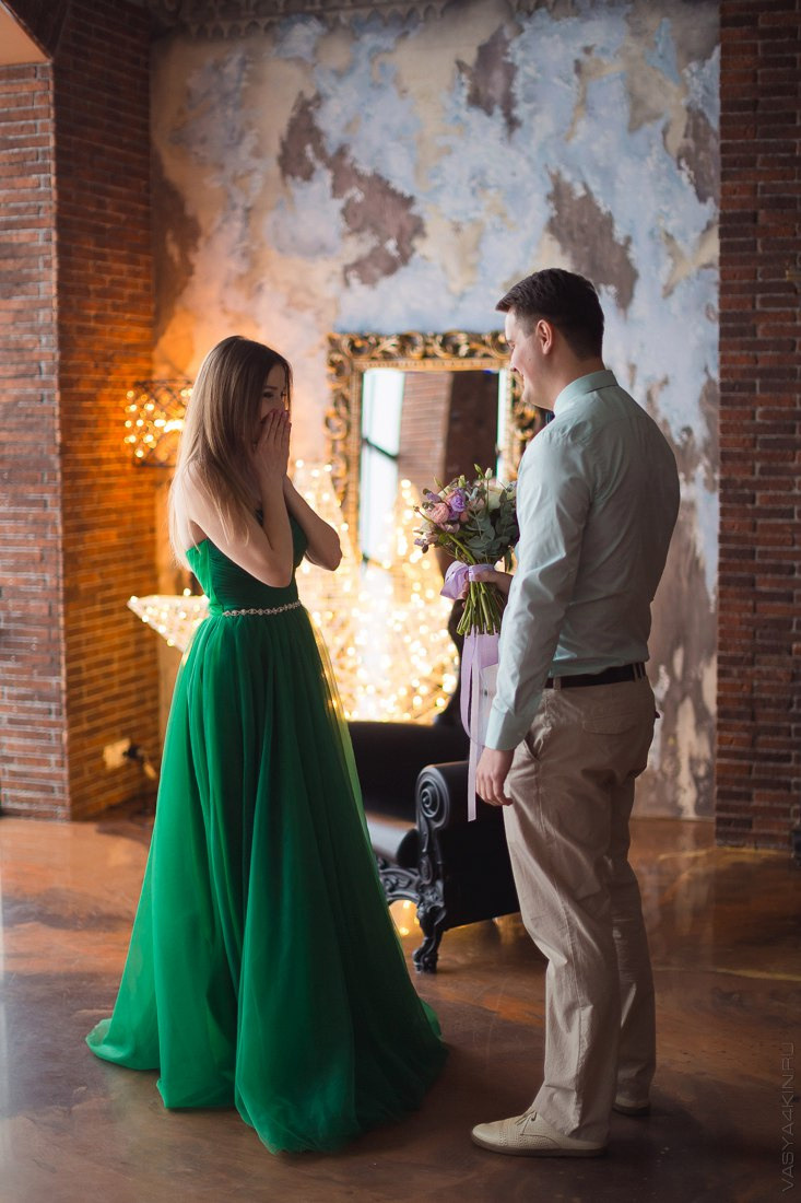 Влюбленные молодожены на фоне заката на свадебной фотографии