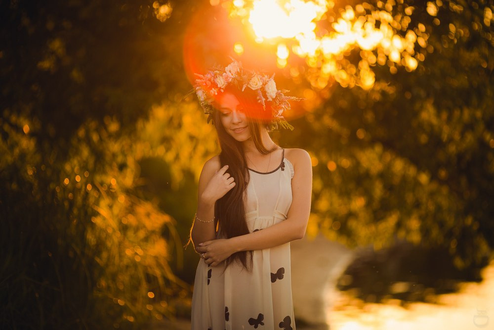 Молодые влюбленные на фоне золотистых осенних деревьев