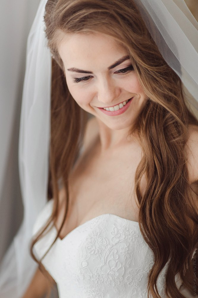 Молодожены смотрят друг на друга с такой любовью и смирением, что эта свадебная фотография сердце тронет каждого, кто ее увидит