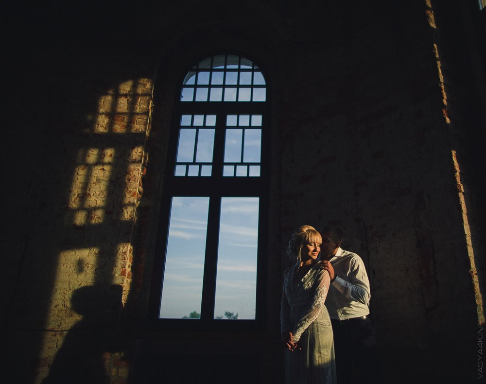 Костер, вокруг которого собираются гости свадьбы, создает теплую и уютную атмосферу на этой фотографии