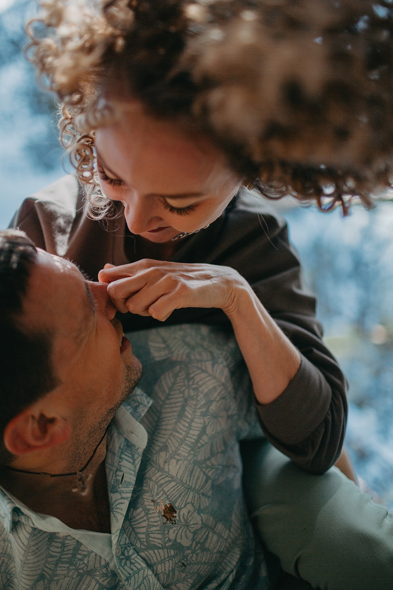 Свадебная фотография с невестой и женихом, танцующими на фоне входа в церковь, что создает ощущение надежности и веры