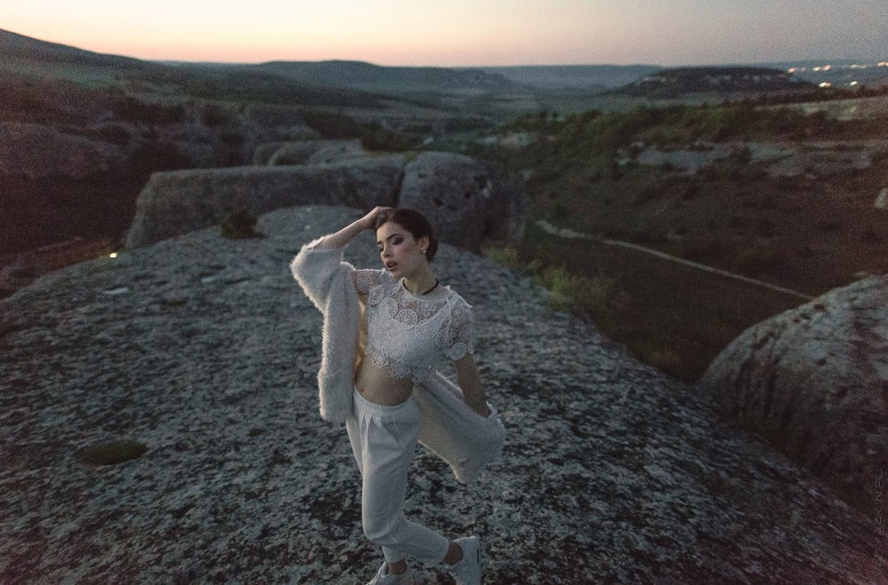 на фоне знаменитых достопримечательностей