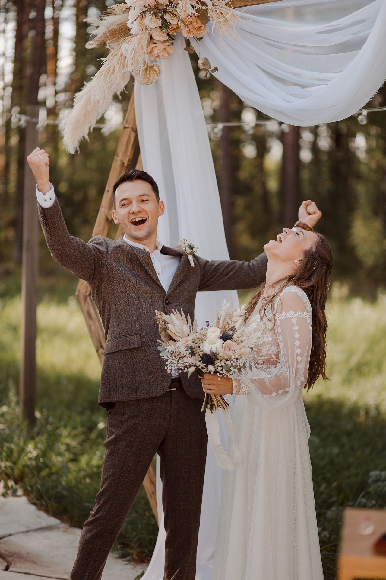 Пара идет рука об руку в историческом парке, словно они запечатлены во времени на этой красивой свадебной фотографии