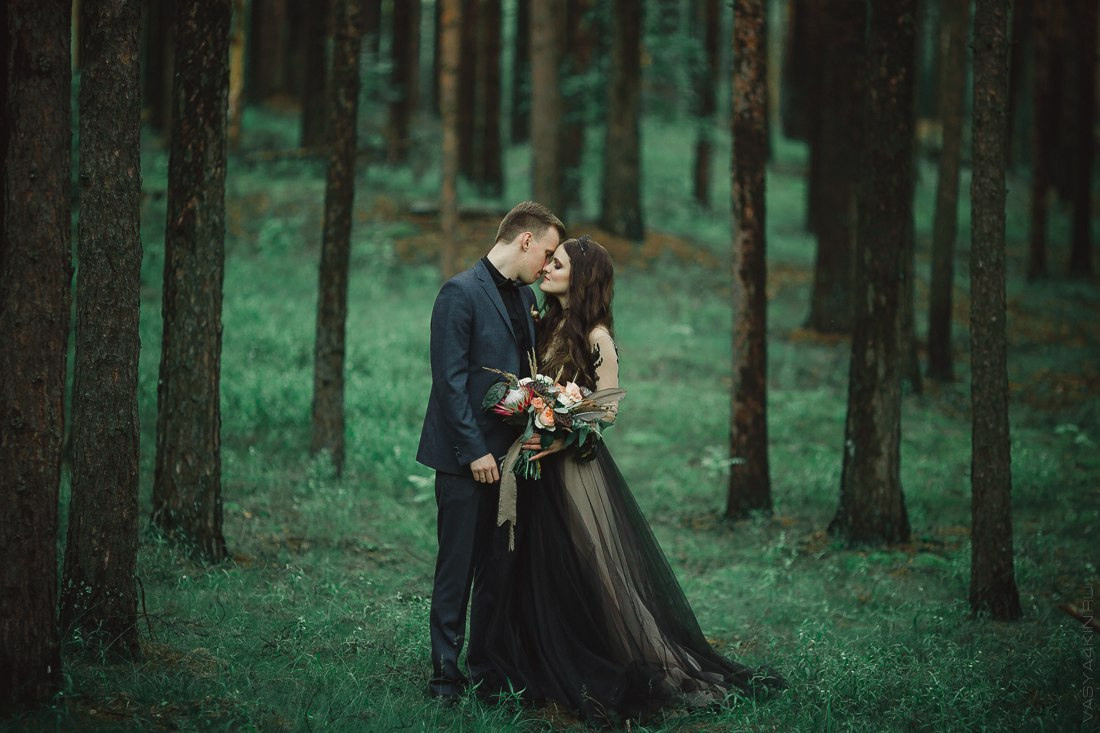 Невеста и жених танцуют первый танец, словно все вокруг исчезает на этой романтической свадебной ф