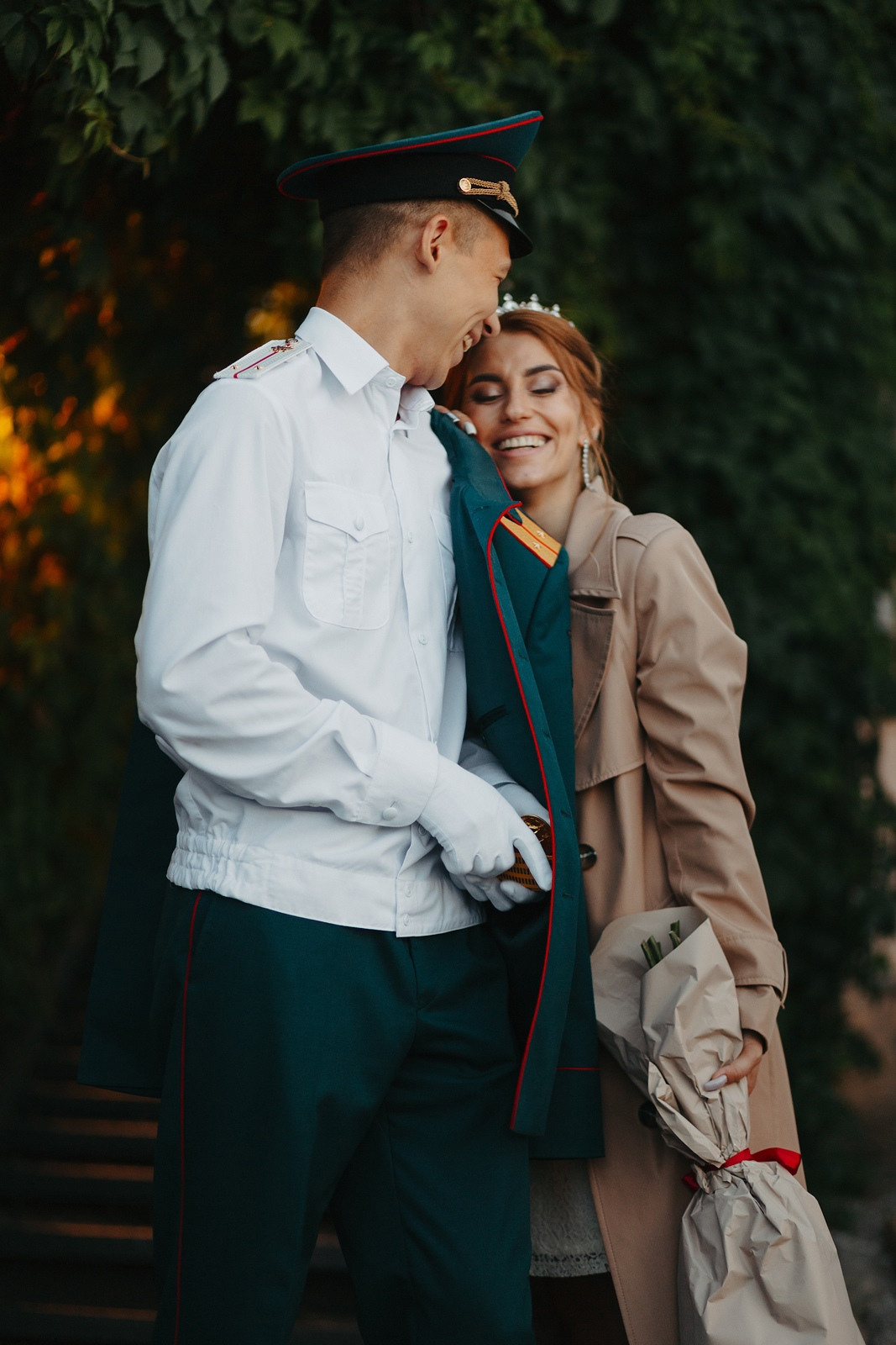  Романтичная фотосессия в Москве: невеста в платье и жених в форме  