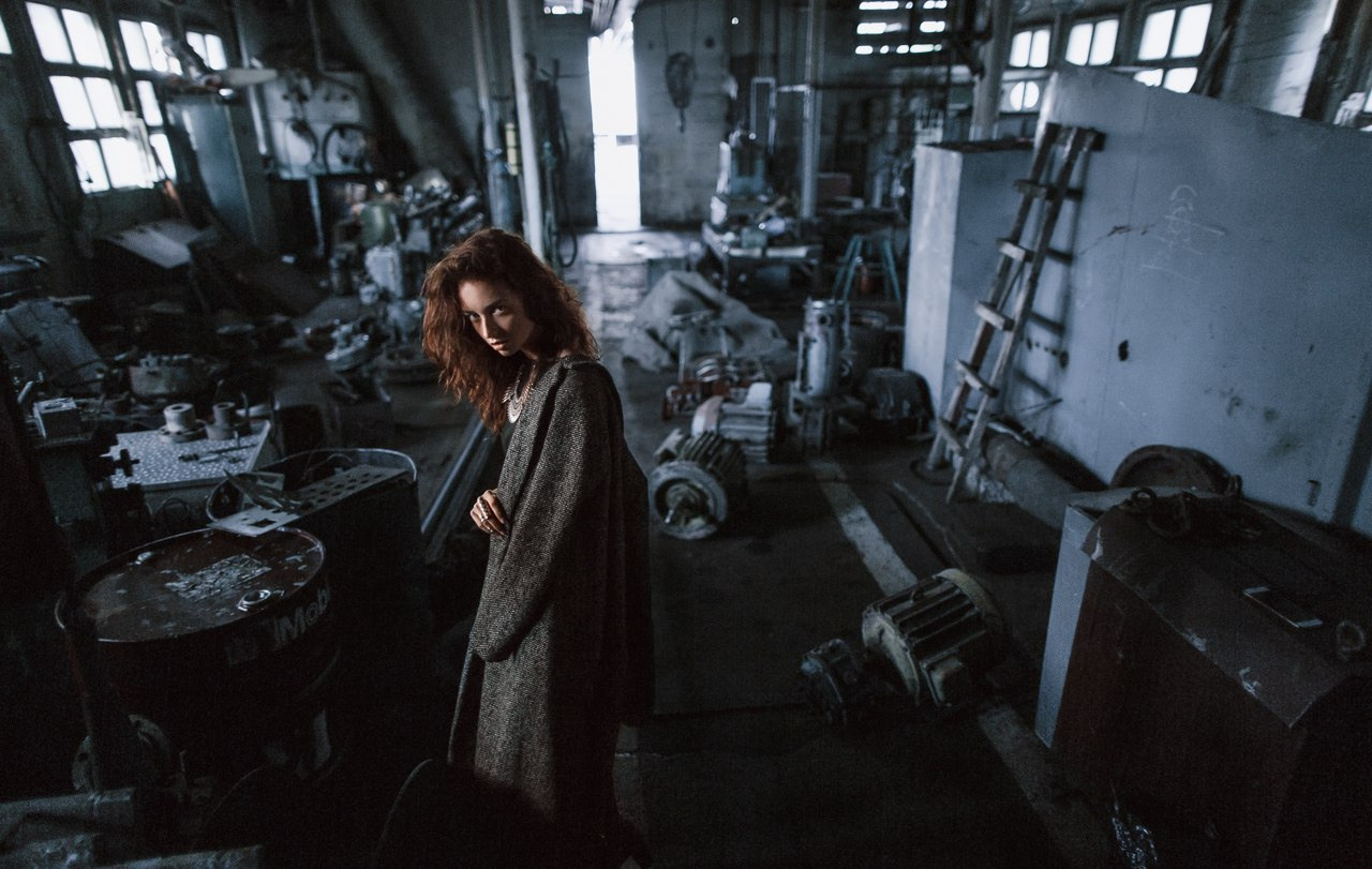 свадебные фотографии в мрачных амбарных домах