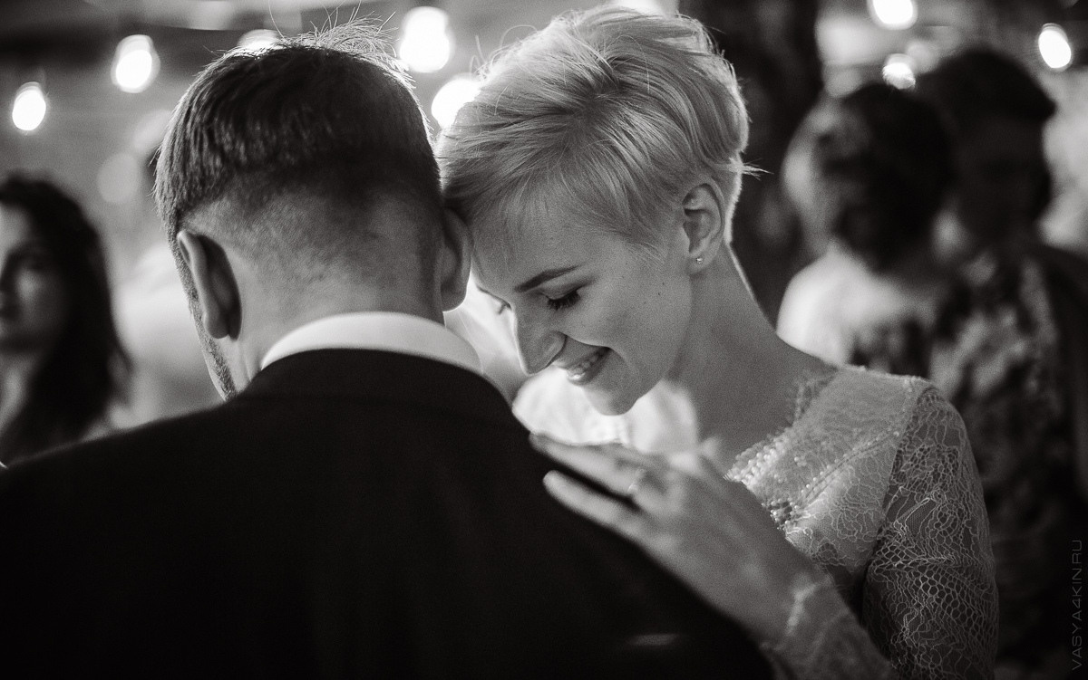 Молодой и невеста, целующиеся под вуалью, придающей им особую атмосферу тайны