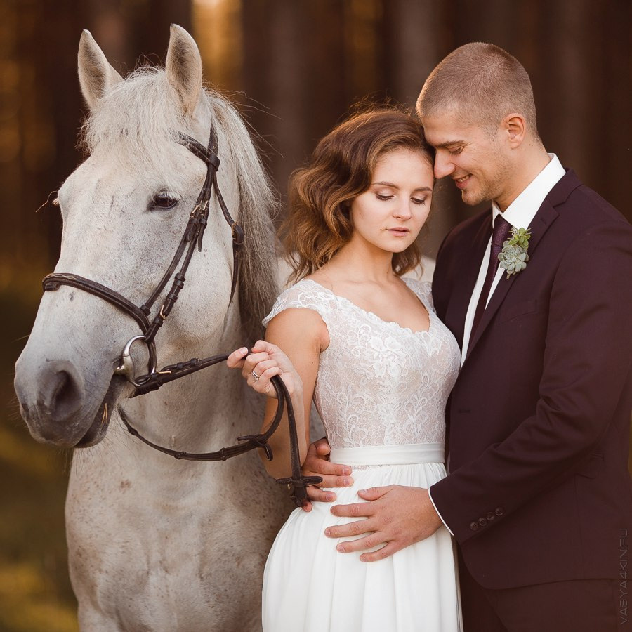 Невеста, показывающая свое кольцо