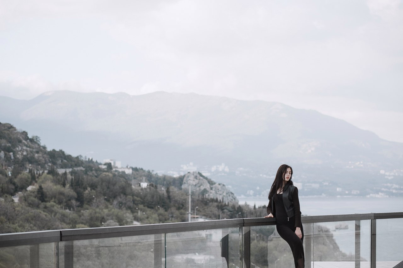 на фоне цветов роскоши