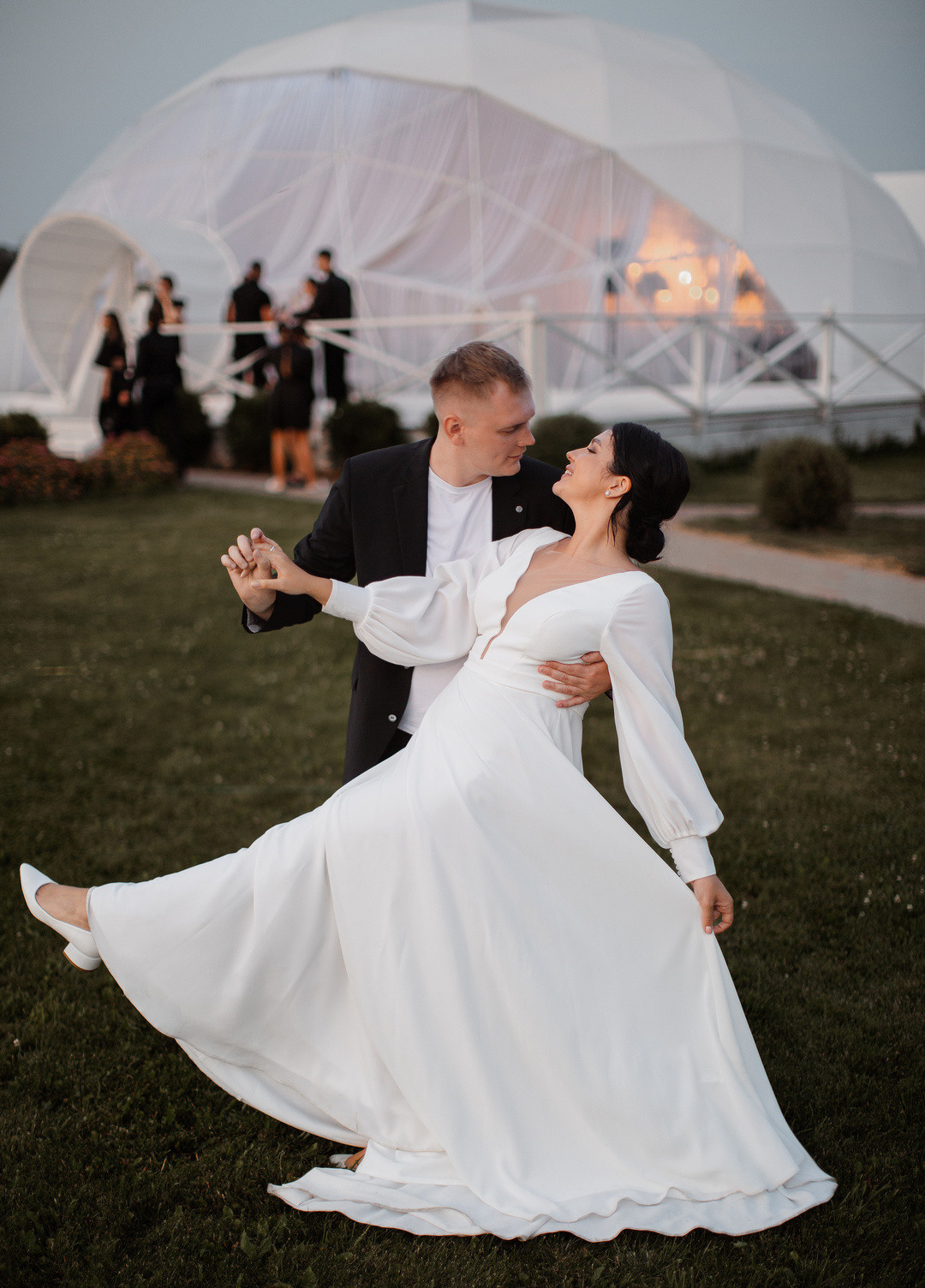 Веселая свадебная фотосессия в изгибе ярославль. Свадебный фотограф Ярославль Дмитрий Васячкин